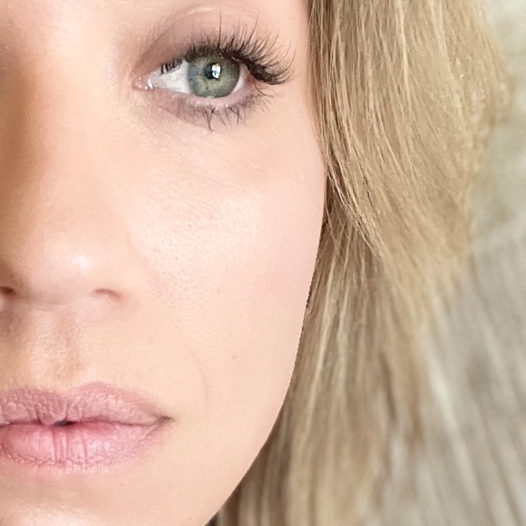 Meet your Posher, Nicole - Picture 1 of 2